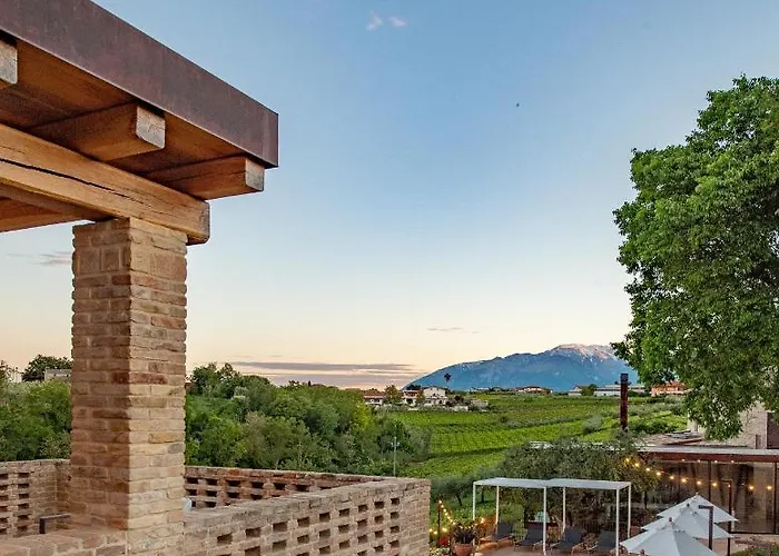 Borgo Baccile By Vini Fantini Crecchio